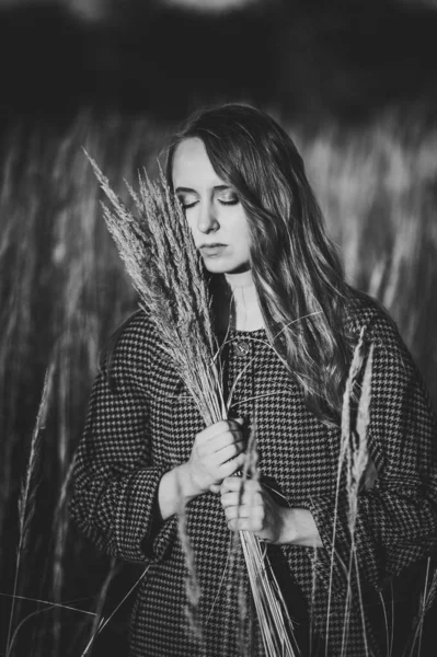 Portret Pięknej Dziewczyny Bukietem Suszonej Trawy Jesienią Wysokiej Długiej Trawie — Zdjęcie stockowe