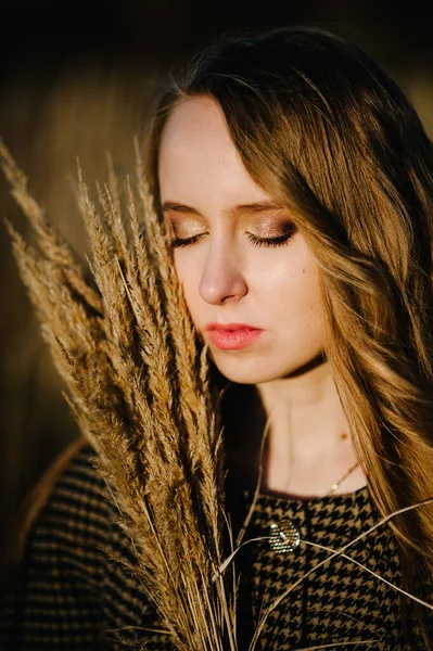Porträt Eines Schönen Mädchens Mit Einem Strauß Getrockneten Grases Herbst — Stockfoto