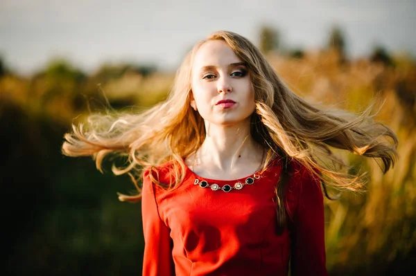 Retrato Uma Bela Menina Ficar Outono Vestido Vermelho Contra Fundo — Fotografia de Stock