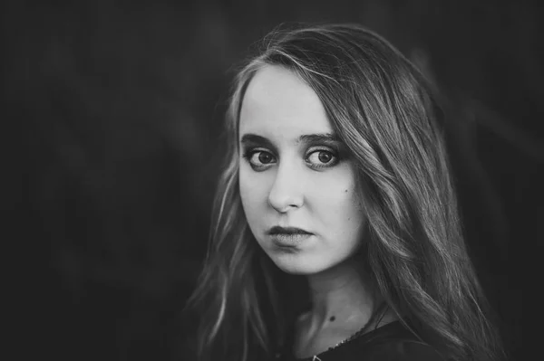 Retrato Una Hermosa Niña Otoño Sobre Fondo Del Campo Naturaleza — Foto de Stock