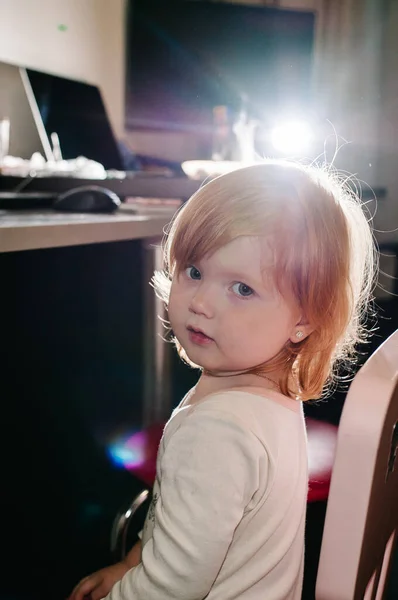 Egy Vörös Hajú Kislány Karosszéken Házban Portré Egy Aranyos Kis — Stock Fotó