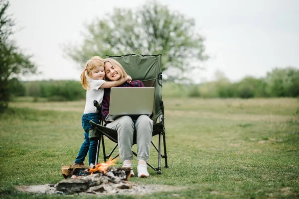 Mère Travaille Sur Internet Avec Enfant Extérieur Quarantaine École Maternelle — Photo