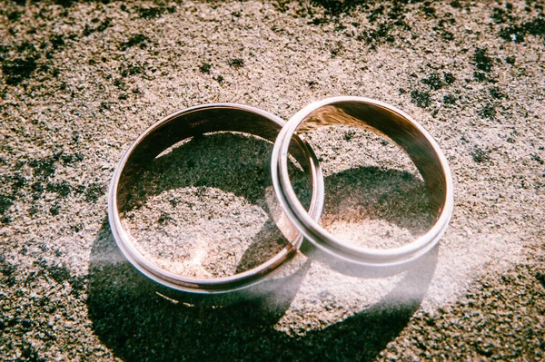 Svatební Zlaté Zásnubní Prsteny Hnědém Pozadí Kulatých Velkých Kamenů Zavřít — Stock fotografie
