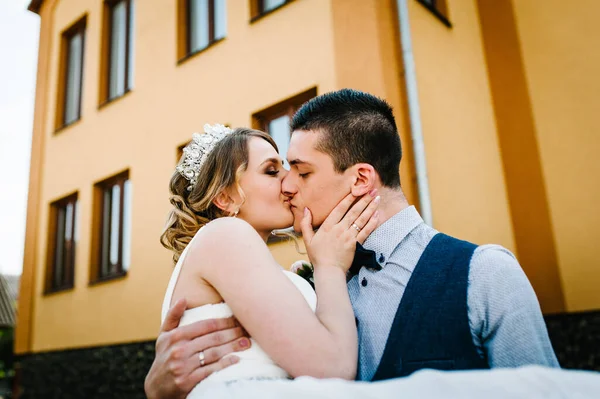 Elegante Sposa Felice Sposo Tenere Preso Mano Ballare Sposo Alzato — Foto Stock