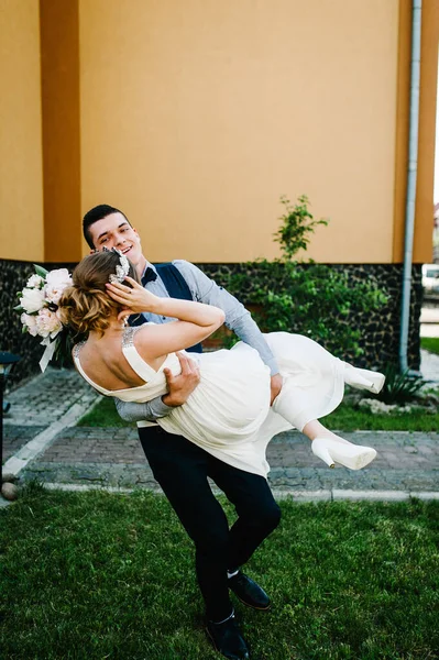 Noiva Feliz Elegante Noivo Segurar Nas Mãos Dançar Noivo Levantou — Fotografia de Stock