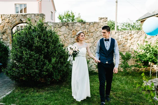 Elegante Sposa Sorriso Felice Con Mazzo Peonie Sposo Tenere Mano — Foto Stock