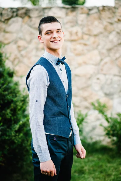 Elegante Novio Sonrisa Feliz Posa Sobre Hierba Sobre Fondo Patio — Foto de Stock