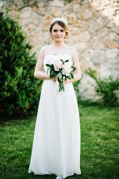 Elegante Novia Feliz Con Ramo Peonías Con Corona Novio Cerca — Foto de Stock