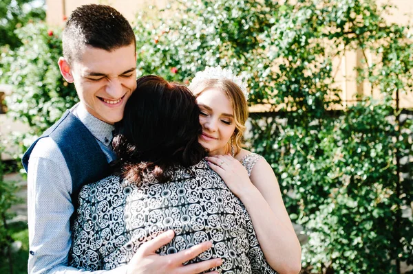 Mama Gratuliert Den Bräuten Mit Einer Hochzeit Und Umarmungen Frau — Stockfoto