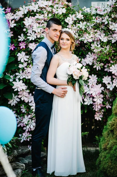 Élégante Mariée Heureuse Avec Bouquet Pivoines Avec Une Couronne Marié — Photo