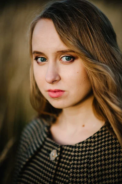 Retrato Una Hermosa Chica Otoño Fondo Naturaleza Longitud Media Superior — Foto de Stock