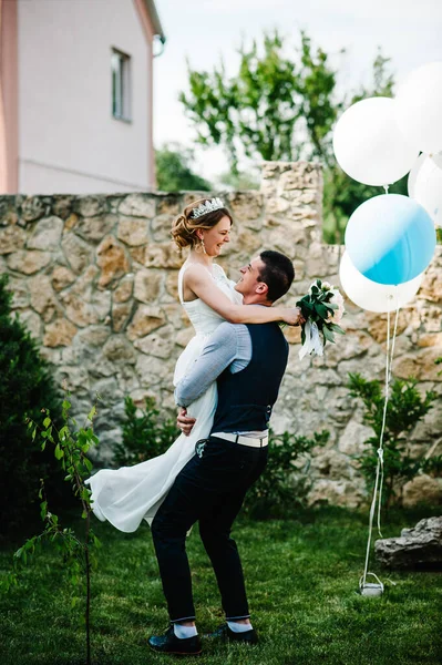 Elegante Sposa Sorriso Felice Con Mazzo Peonie Sposo Tiene Mani — Foto Stock