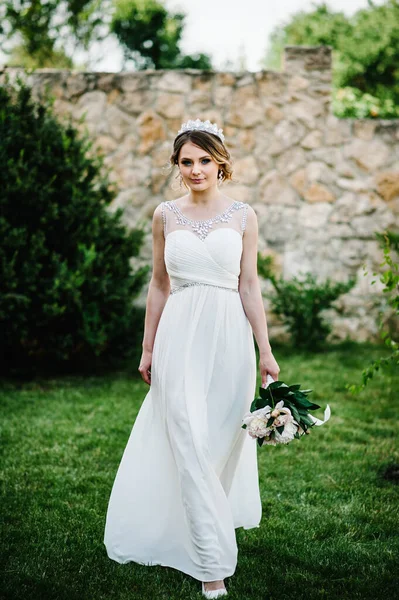 Elegante Feliz Sonrisa Novia Con Ramo Peonías Con Corona Sobre — Foto de Stock