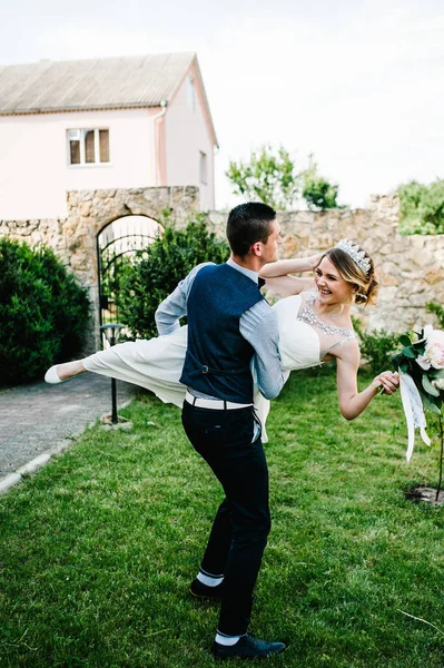 Stilvolles Glückliches Lächeln Braut Bräutigam Halten Sich Den Händen Und — Stockfoto