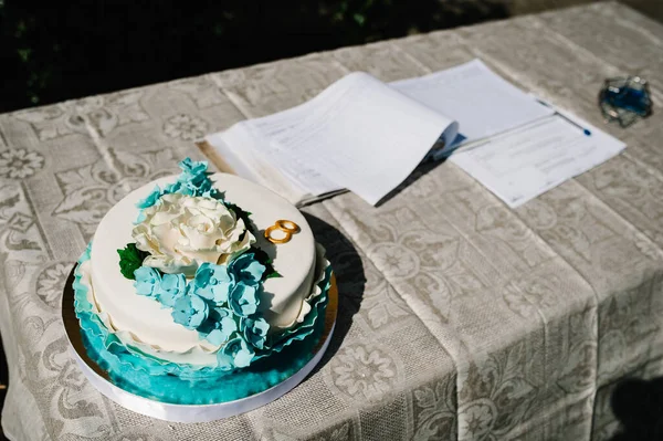 Bruidstaart Tafel Bij Het Huwelijksmagazine Twee Gouden Trouwringen Achtergrond Van — Stockfoto