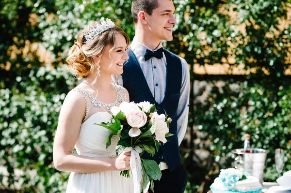 Stílusos Boldog Menyasszony Egy Csokor Bazsarózsa Vőlegény Fogja Egymás Kezét — Stock Fotó
