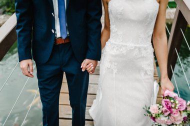 Ellere bakın, yeni evliler gelin ve damat köprü boyunca yürüyorlar..