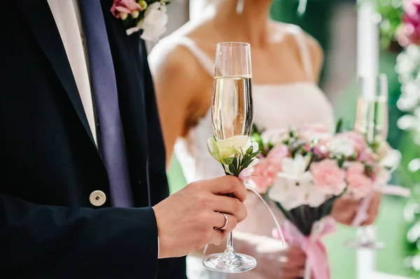 Novio Sostiene Una Copa Champán Fondo Novia Ceremonia Boda —  Fotos de Stock