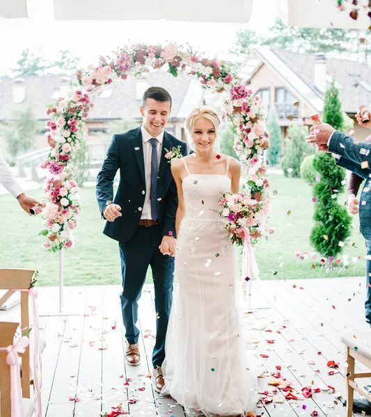 Frischvermählte Gehen Durch Den Bogen Ihre Mit Rosenblättern Und Buntem — Stockfoto