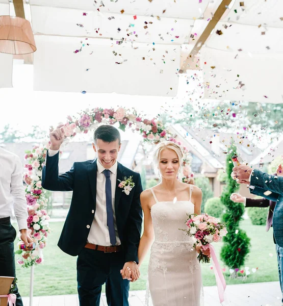 Frischvermählte Gehen Durch Den Bogen Ihre Mit Rosenblättern Und Buntem — Stockfoto