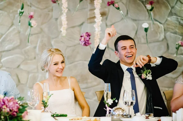 Noiva Feliz Noivo Engraçado Sentam Mesa Celebram Casamento Salão Banquetes — Fotografia de Stock