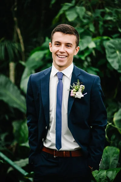 Feliz Novio Guapo Traje Corbata Está Pie Sobre Fondo Vegetación —  Fotos de Stock