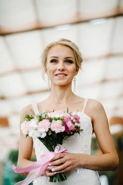 Portrait Atraktif Bride Wedding Bouquet — Stok Foto