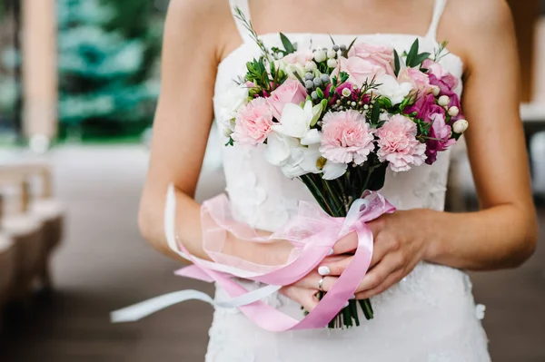 Giovane Bella Ragazza Abito Elegante Piedi Tenendo Bouquet Fiori Rosa — Foto Stock