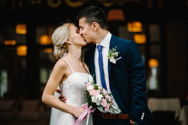 Ritratto Una Sposa Attraente Che Abbraccia Sposo Tiene Bouquet Fiori — Foto Stock