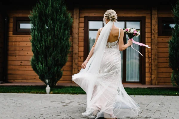 Portrait Une Jolie Mariée Avec Bouquet Mariage Dansant Tournant Arrière — Photo