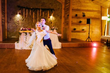 Yeni evlilerin ilk düğün dansı. Gelin ve damat restoranda dans ediyor..