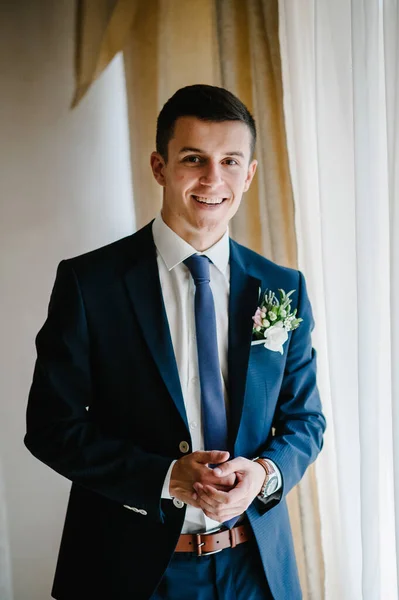 Feliz Retrato Belo Noivo Terno Casamento Com Boutonniere Estúdio Foto — Fotografia de Stock