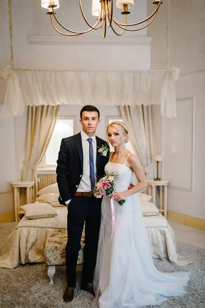 Великолепная Красота Молодой Невесты Жениха Стоящих Помещении Студии Дома Портрет — стоковое фото