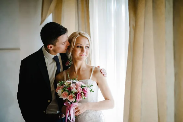 Stilvolle Braut Mit Einem Brautstrauß Aus Blumen Und Bräutigam Der — Stockfoto
