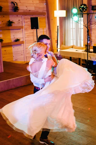 Första Bröllopsdansen För Nygifta Brud Och Brudgum Dans Restaurang — Stockfoto