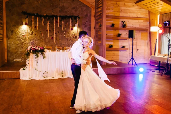 新婚初の結婚式のダンス レストランで花嫁と新郎が踊る — ストック写真