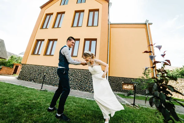 Elegante Sorriso Felice Sposa Sposo Tengono Mano Ballare Correre Andare — Foto Stock