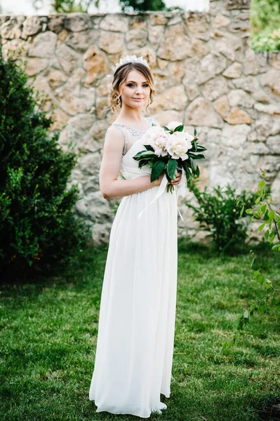 Élégante Mariée Sourire Heureux Avec Bouquet Pivoines Avec Couronne Stand — Photo