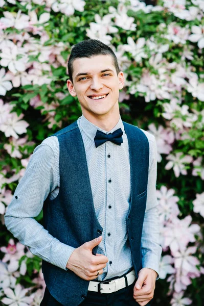 Feche Retrato Homem Feliz Sorrindo Olhando Para Câmera Jovem Confiante — Fotografia de Stock