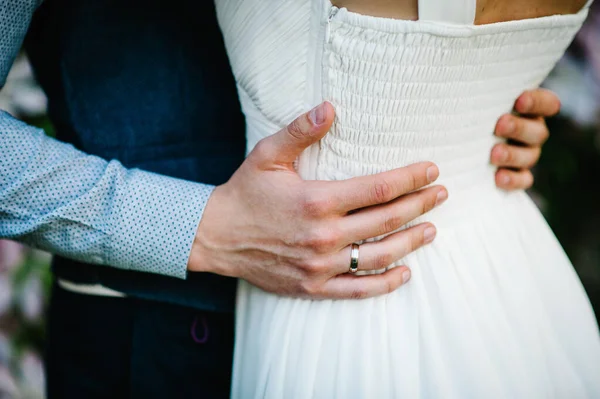 Nowożeńcy Się Ściskają Zamknij Drzwi Ręce Męża Pana Młodego Obejmują — Zdjęcie stockowe