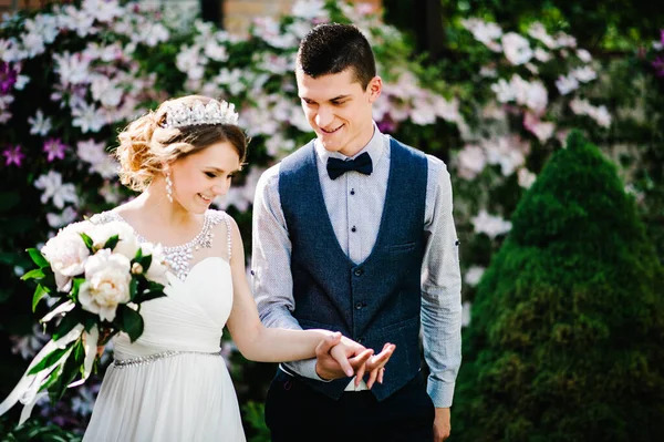 Stylish Happy Bride Bouquet Peonies Crown Groom Newlyweds Hold Hands — Stock Photo, Image