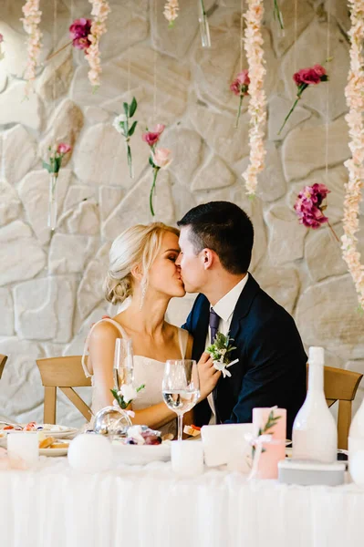 Noiva Noivo Beijando Mesa Salão Banquetes Restaurante Recém Casados Interior — Fotografia de Stock