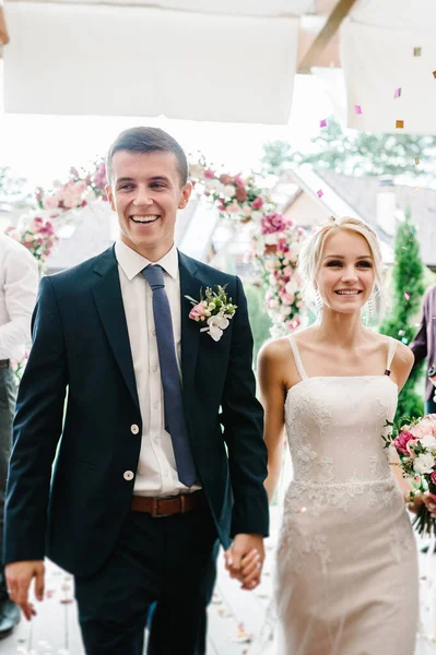 Happy Newlyweds Wedding Ceremony Close — Stock Photo, Image