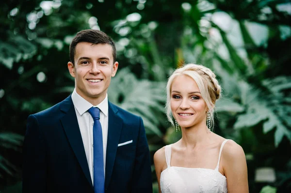 Porträtieren Sie Den Bräutigam Und Die Braut Vor Dem Hintergrund — Stockfoto