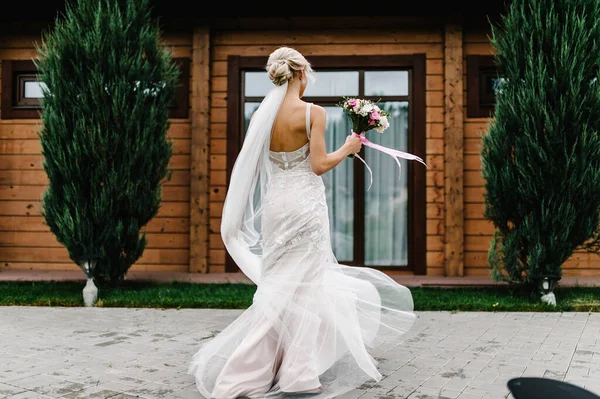Νεαρή Όμορφη Νύφη Ένα Κομψό Φόρεμα Ένα Μπουκέτο Χορό Και — Φωτογραφία Αρχείου
