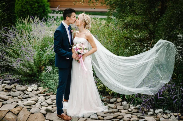 Portrait Une Jolie Mariée Qui Embrasse Embrasse Marié Debout Tenant — Photo