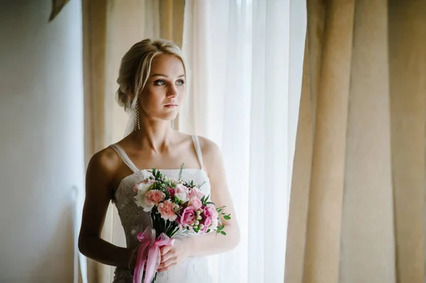 Σοβαρό Πορτρέτο Της Όμορφης Νύφης Ένα Γαμήλιο Μπουκέτο Λουλούδια Κοντά — Φωτογραφία Αρχείου