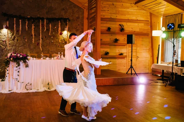 Primer Baile Bodas Recién Casados Novia Novio Bailando Restaurante —  Fotos de Stock