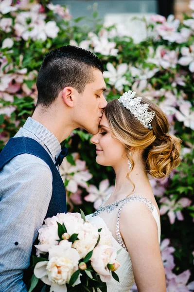 Elegante Novia Feliz Con Ramo Peonías Con Una Corona Novio —  Fotos de Stock