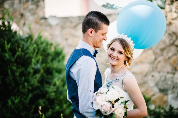 Elegante Sposa Sorriso Felice Con Mazzo Peonie Sposo Tenere Palloncini — Foto Stock